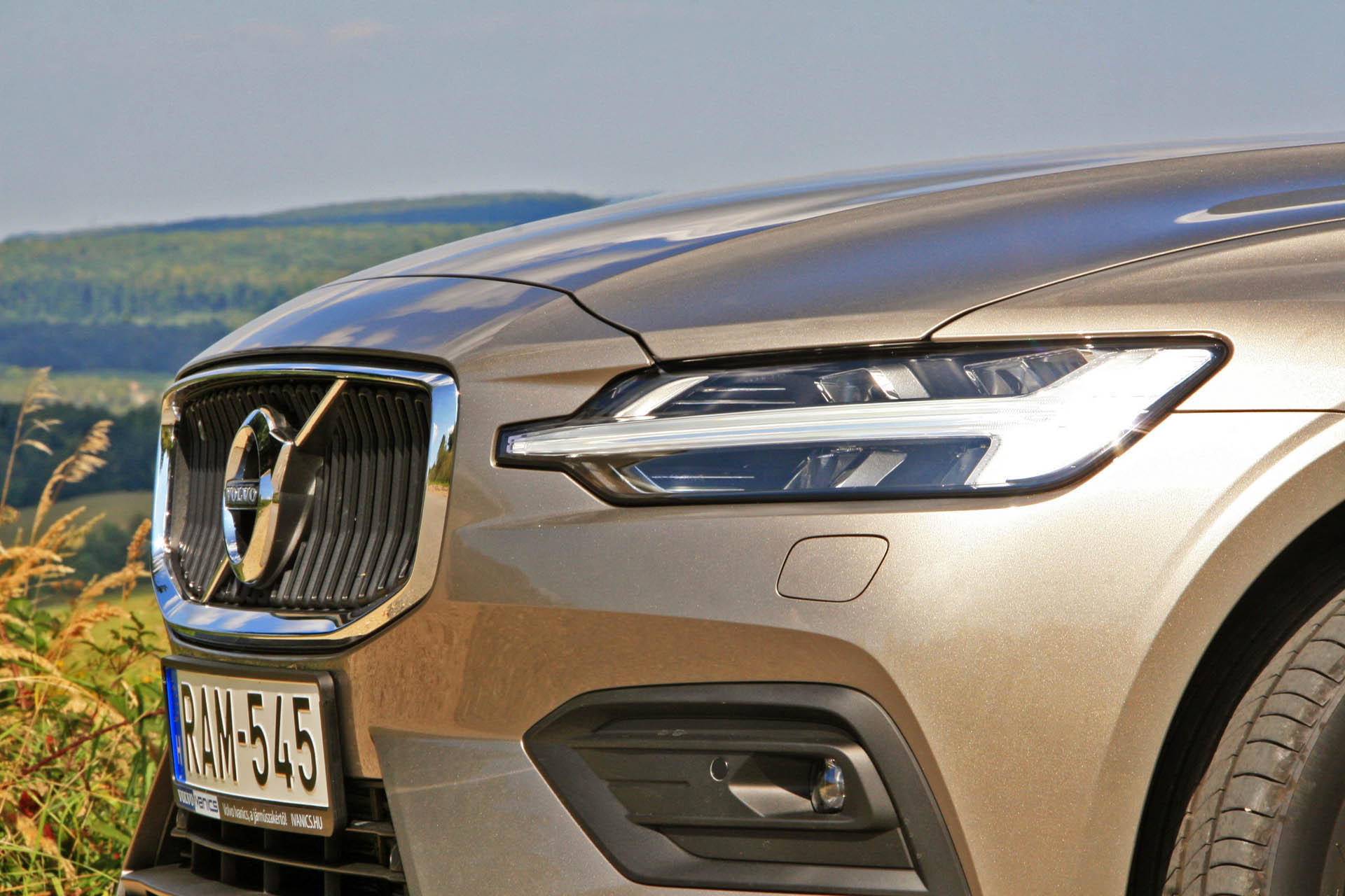 volvov60d4momentum2018i01